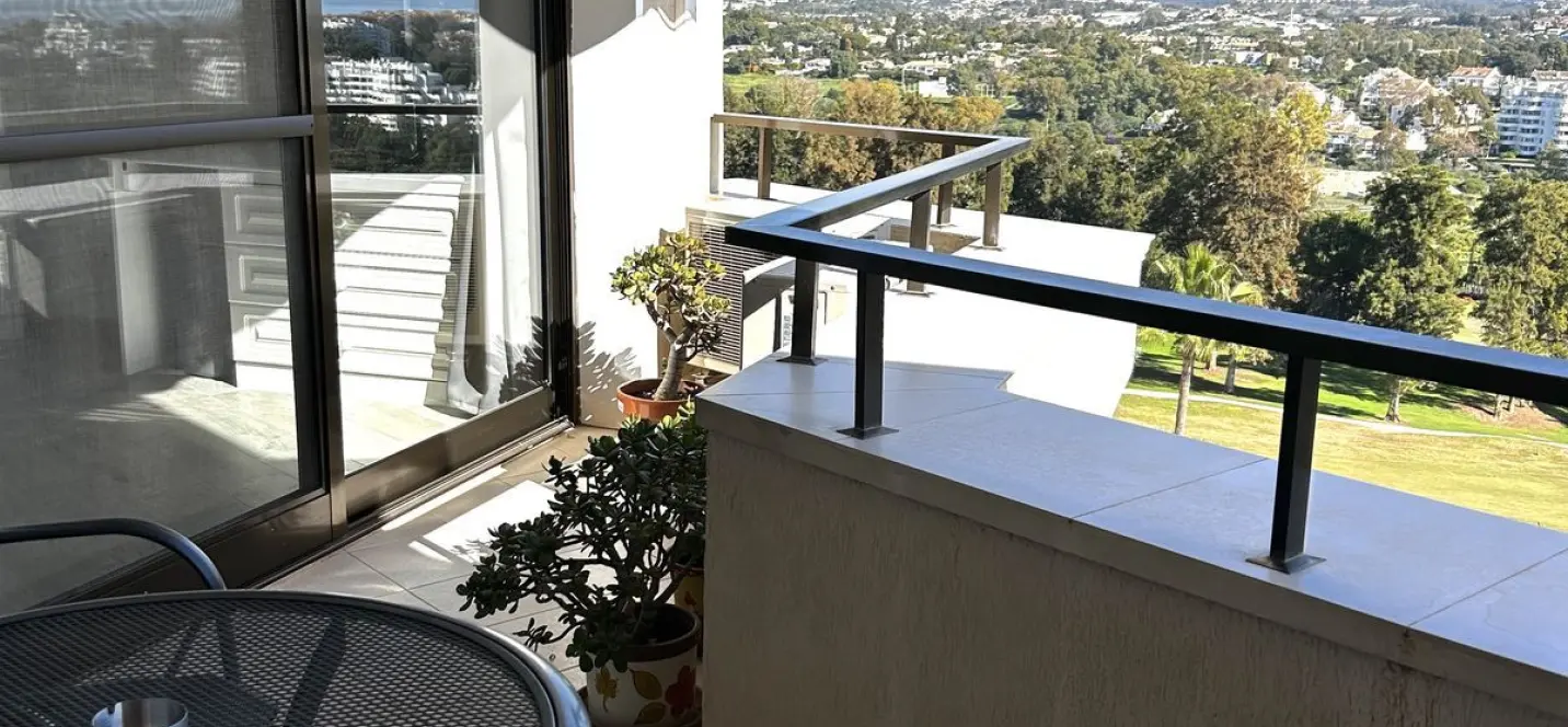 Venta de apartamento en planta media en Estepona 2