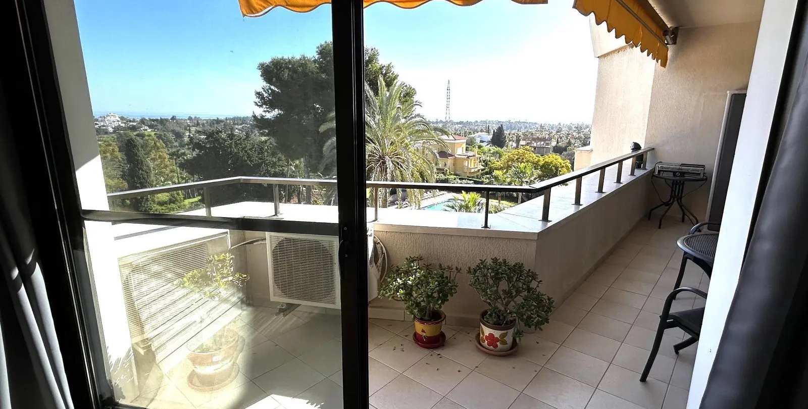 Venta de apartamento en planta media en Estepona 4