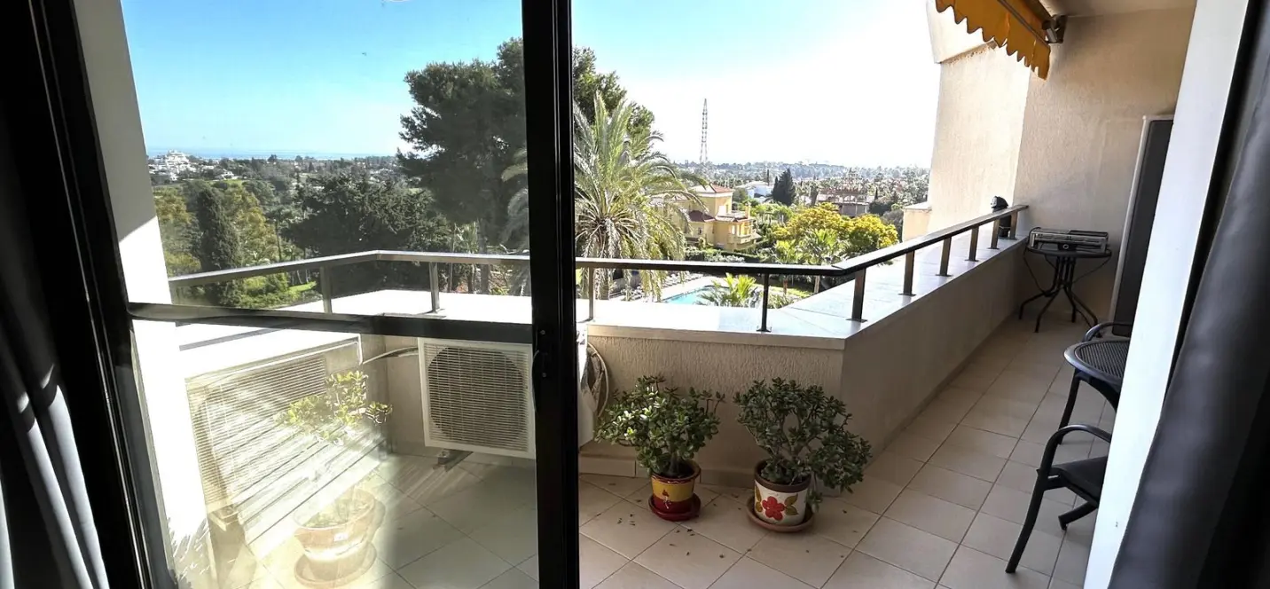 Venta de apartamento en planta media en Estepona 3