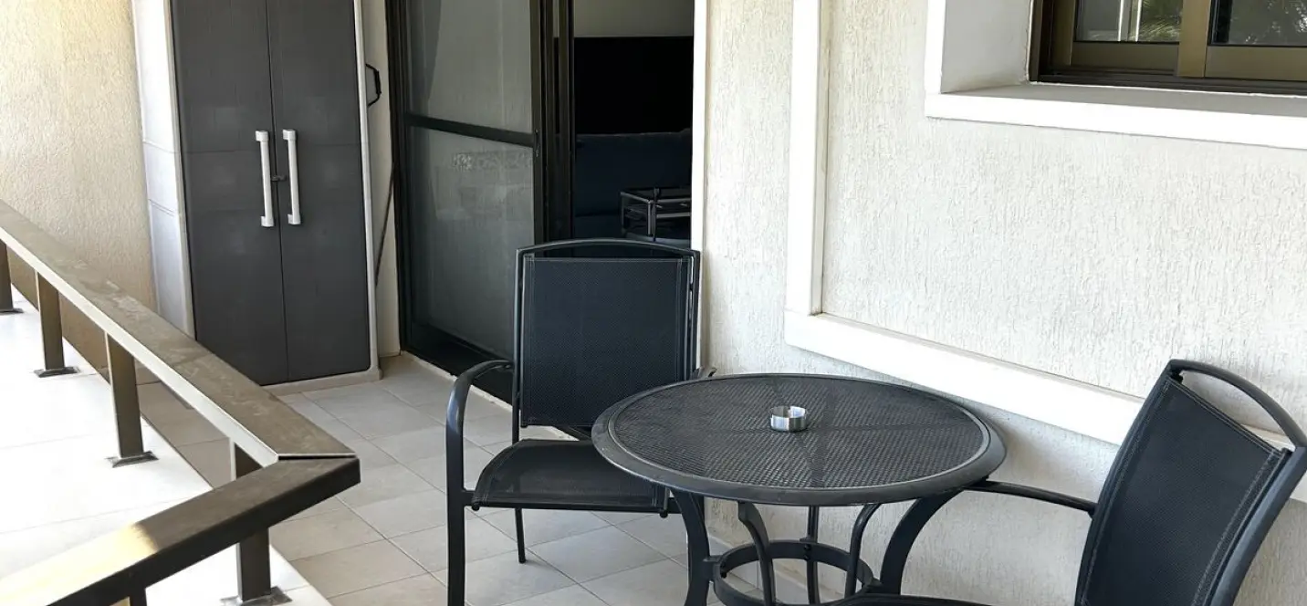 Venta de apartamento en planta media en Estepona 4