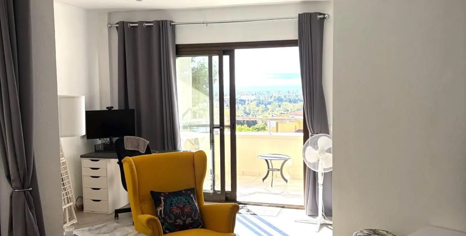 Venta de apartamento en planta media en Estepona 12