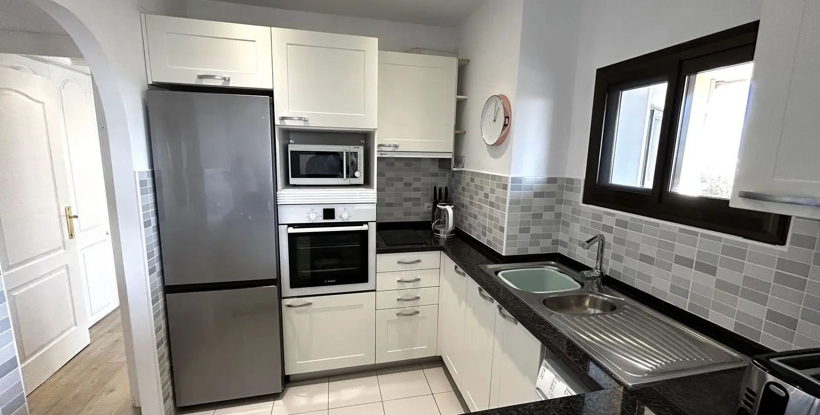 Venta de apartamento en planta media en Estepona 18
