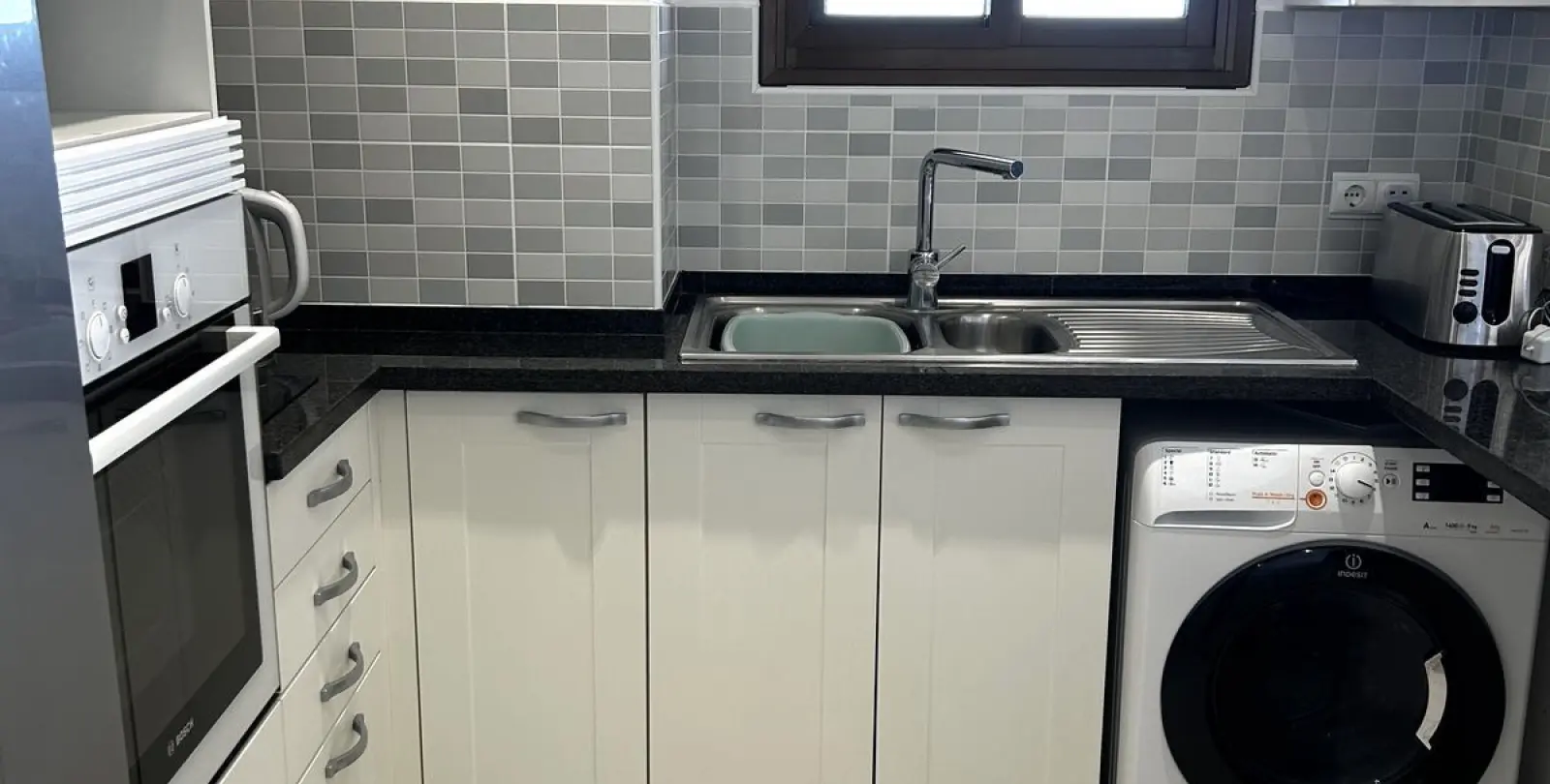 Venta de apartamento en planta media en Estepona 19