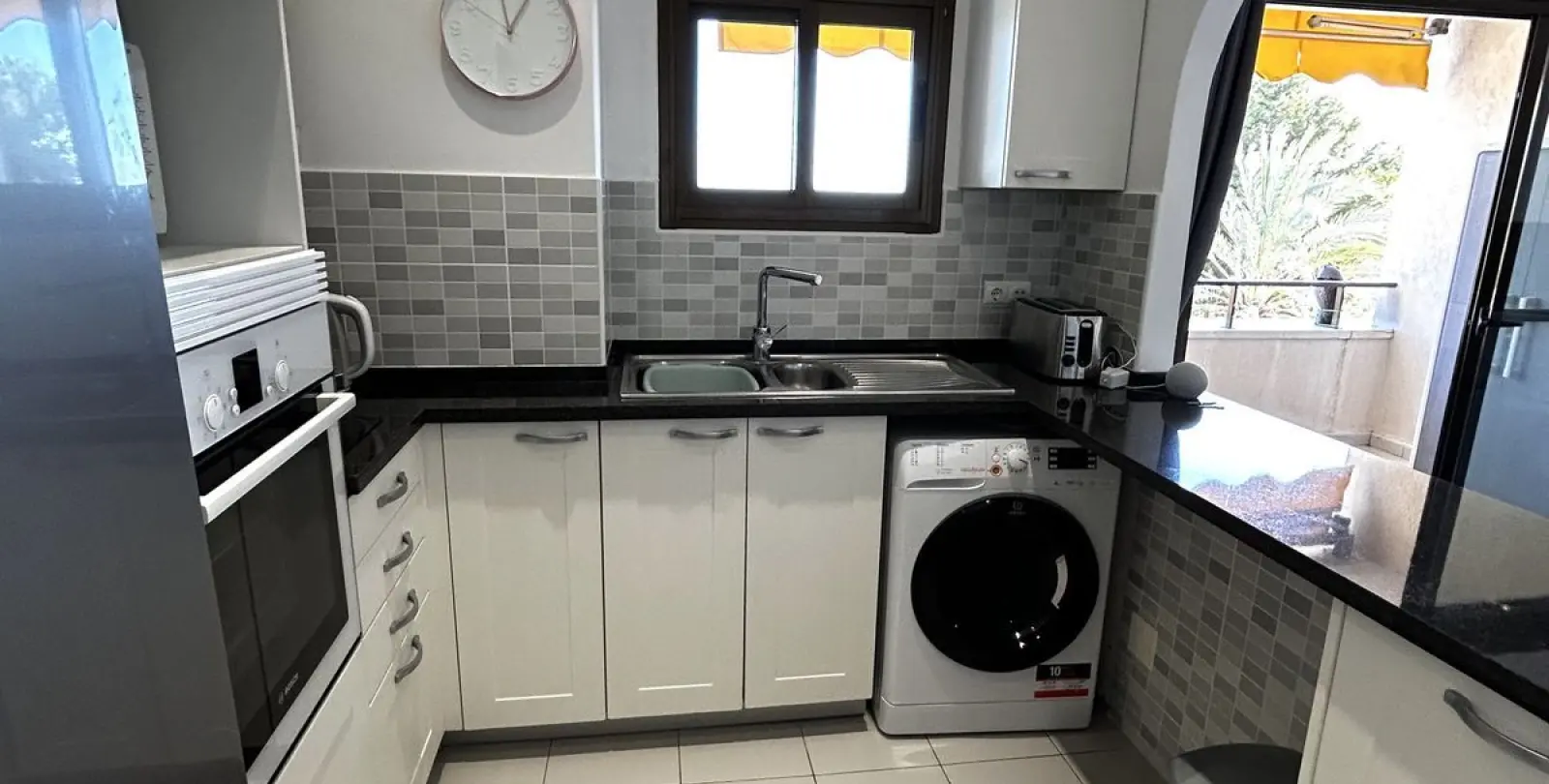 Venta de apartamento en planta media en Estepona 20