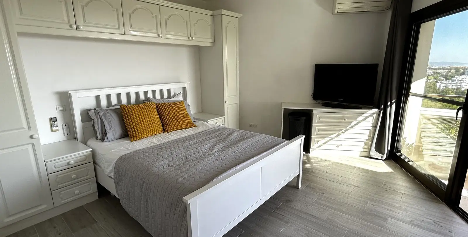 Venta de apartamento en planta media en Estepona 22