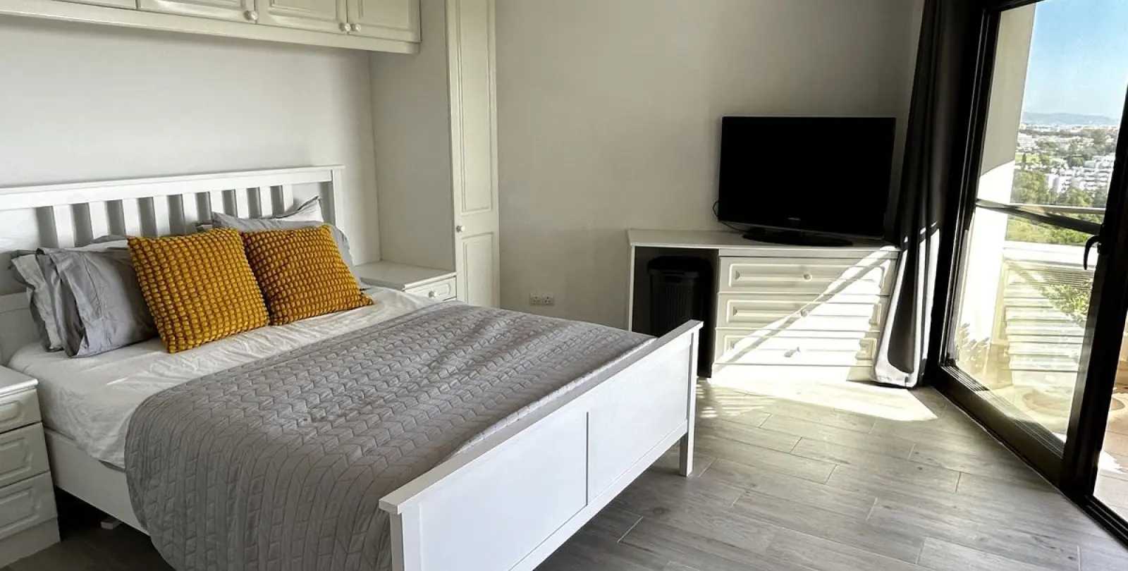 Venta de apartamento en planta media en Estepona 23