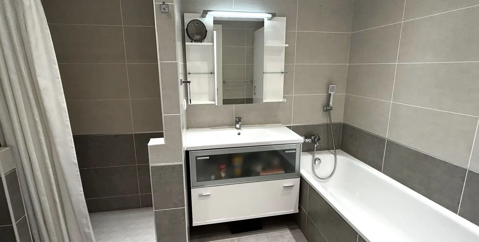Venta de apartamento en planta media en Estepona 24