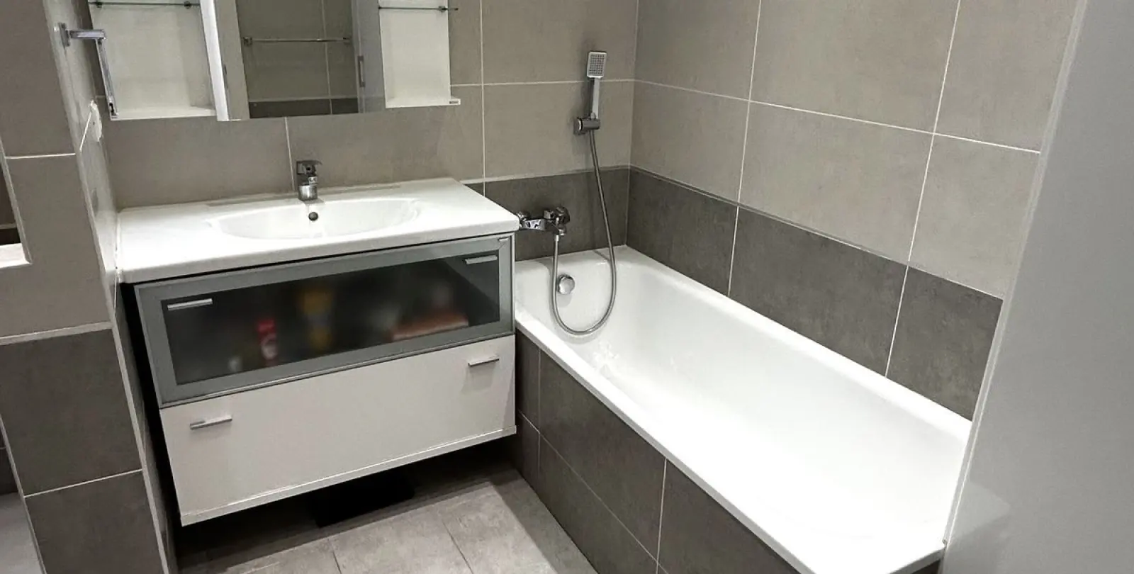 Venta de apartamento en planta media en Estepona 25