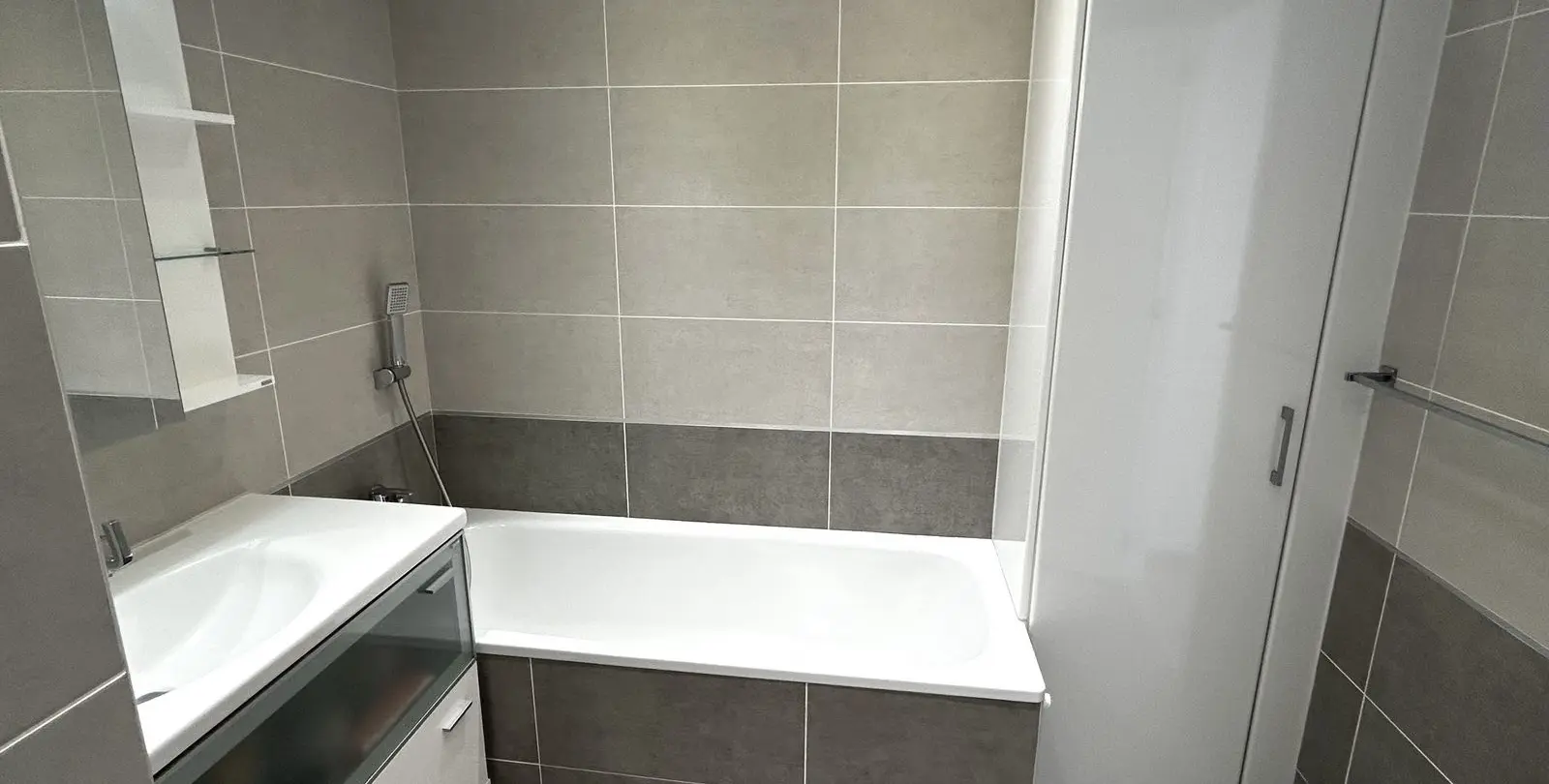 Venta de apartamento en planta media en Estepona 26