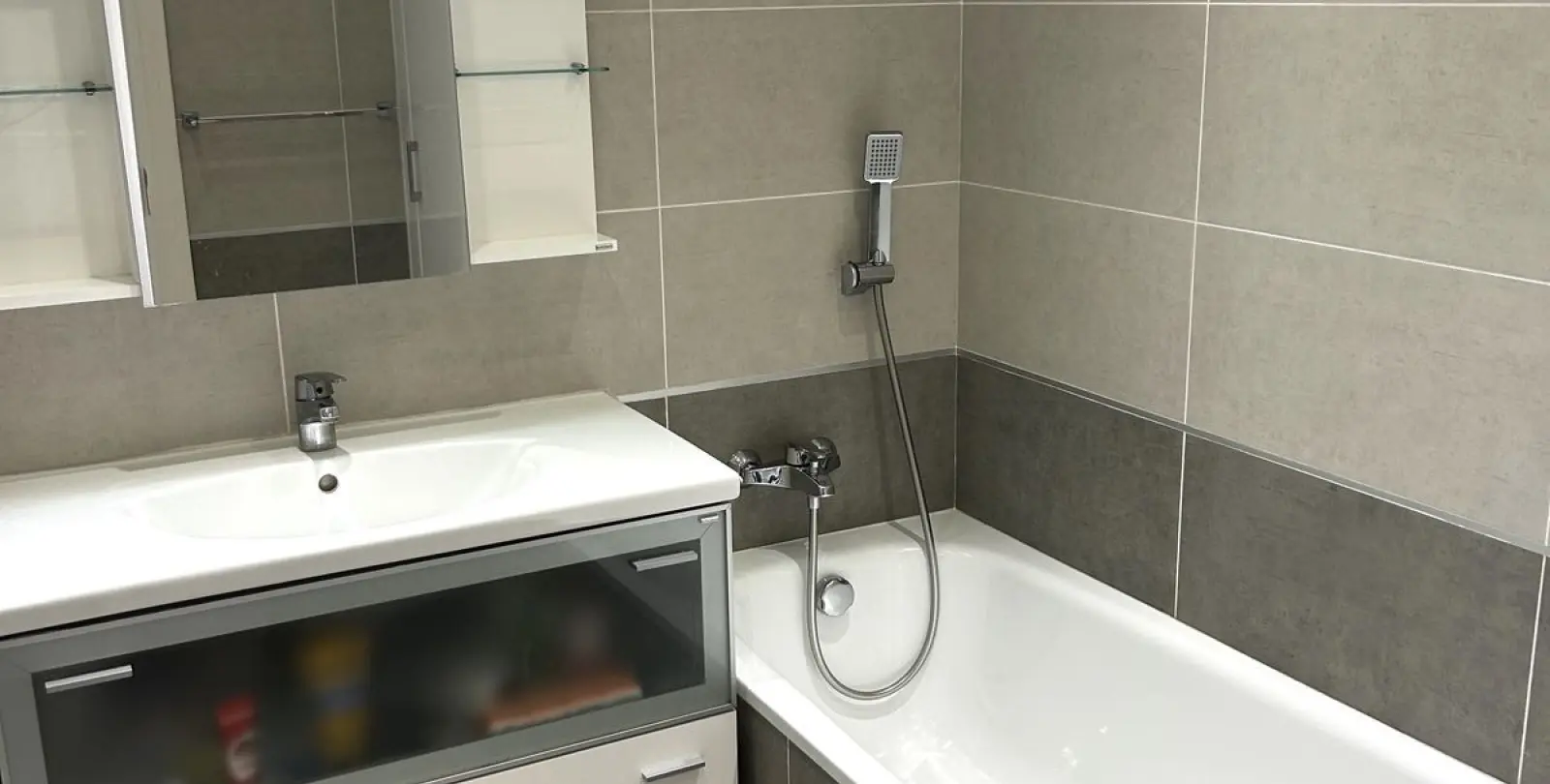 Venta de apartamento en planta media en Estepona 27