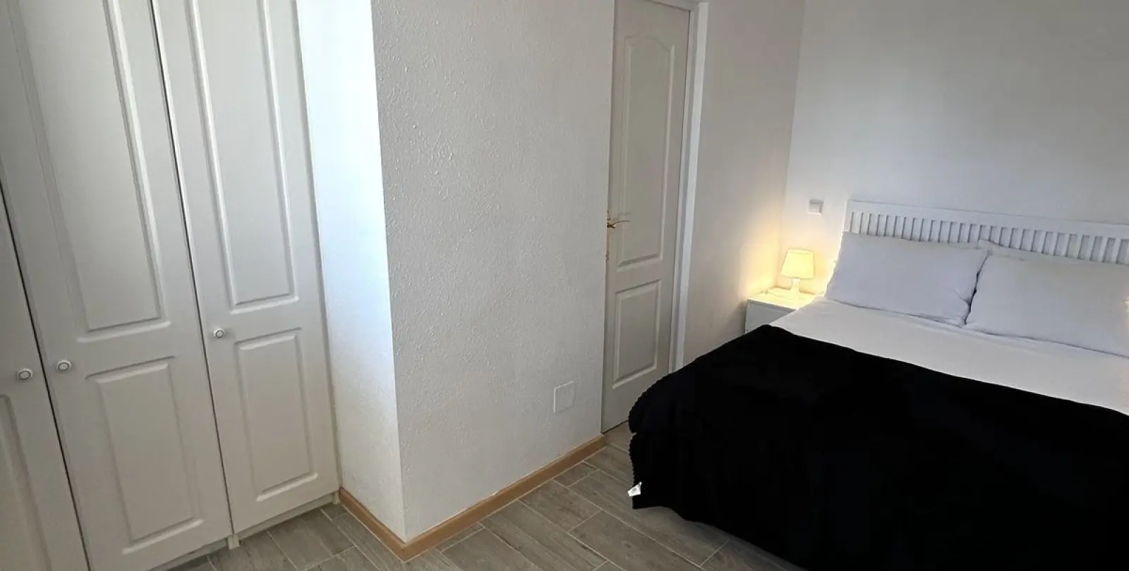Venta de apartamento en planta media en Estepona 30