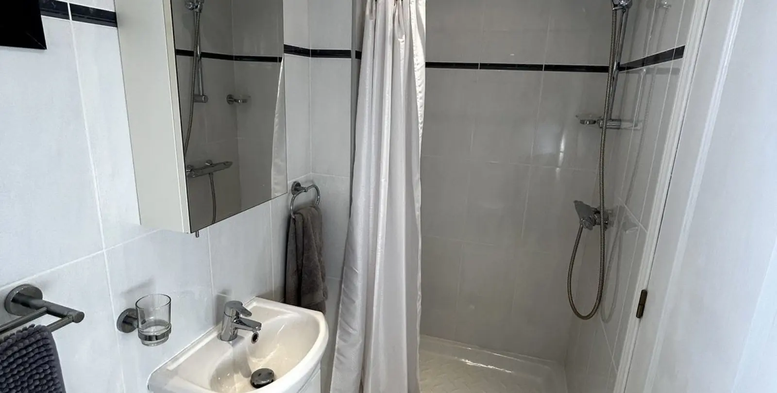 Venta de apartamento en planta media en Estepona 32