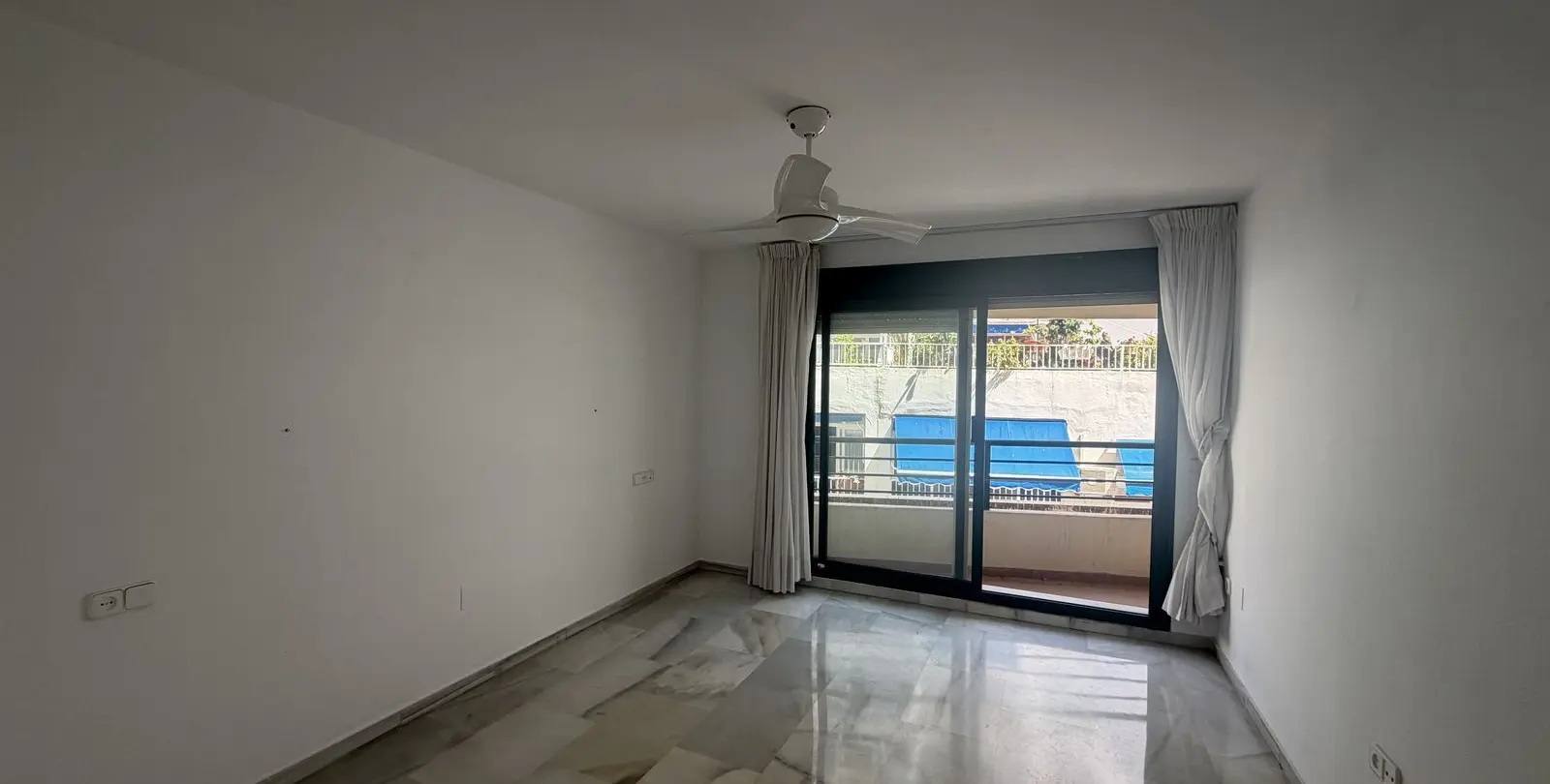 Venta de apartamento en planta media en Marbella 1