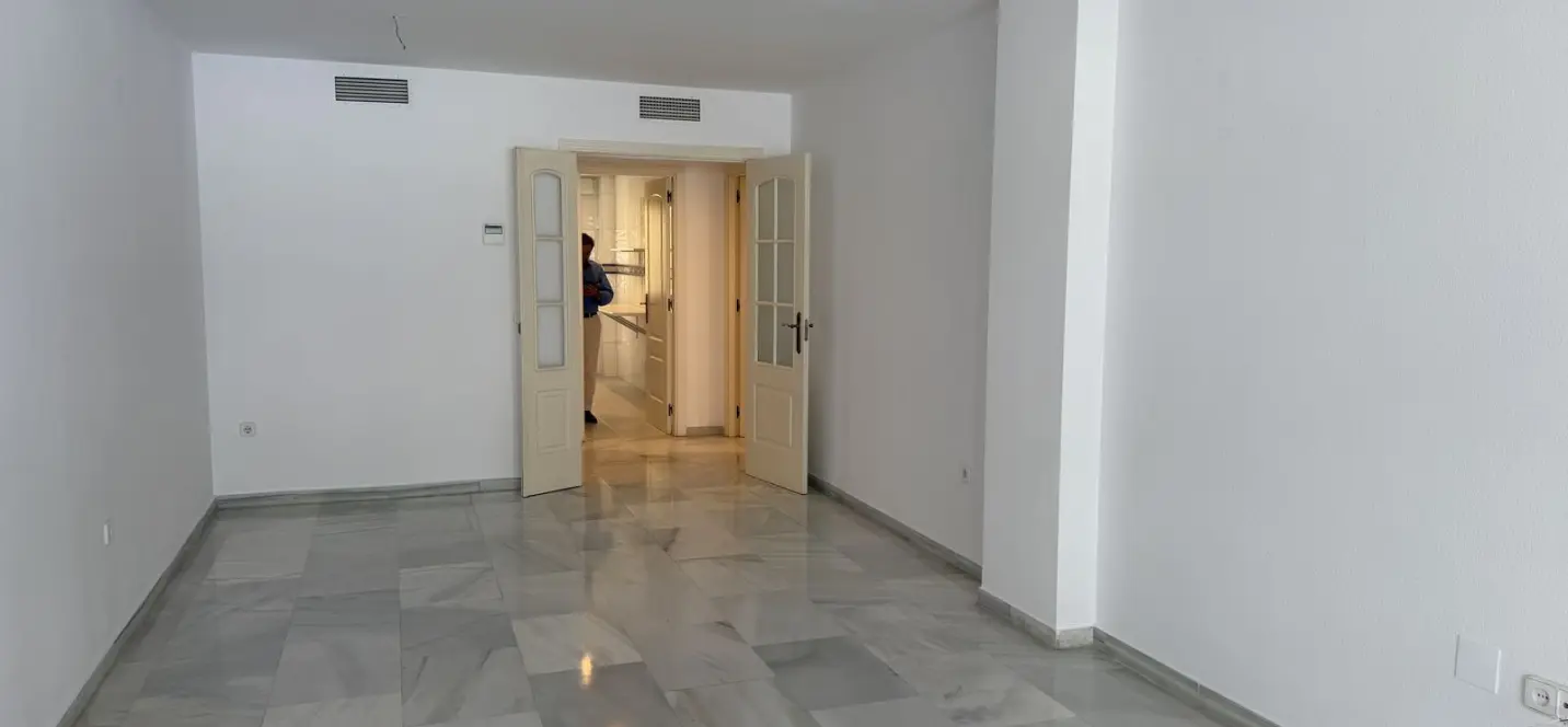 Sale of middle floor apartment in Marbella 2
