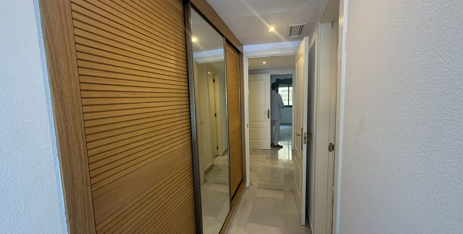 Venta de apartamento en planta media en Marbella 8
