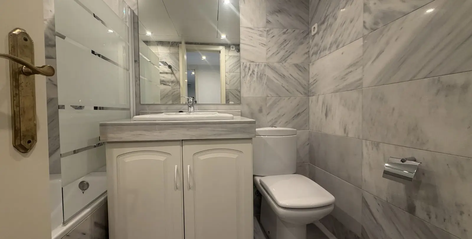 Venta de apartamento en planta media en Marbella 12