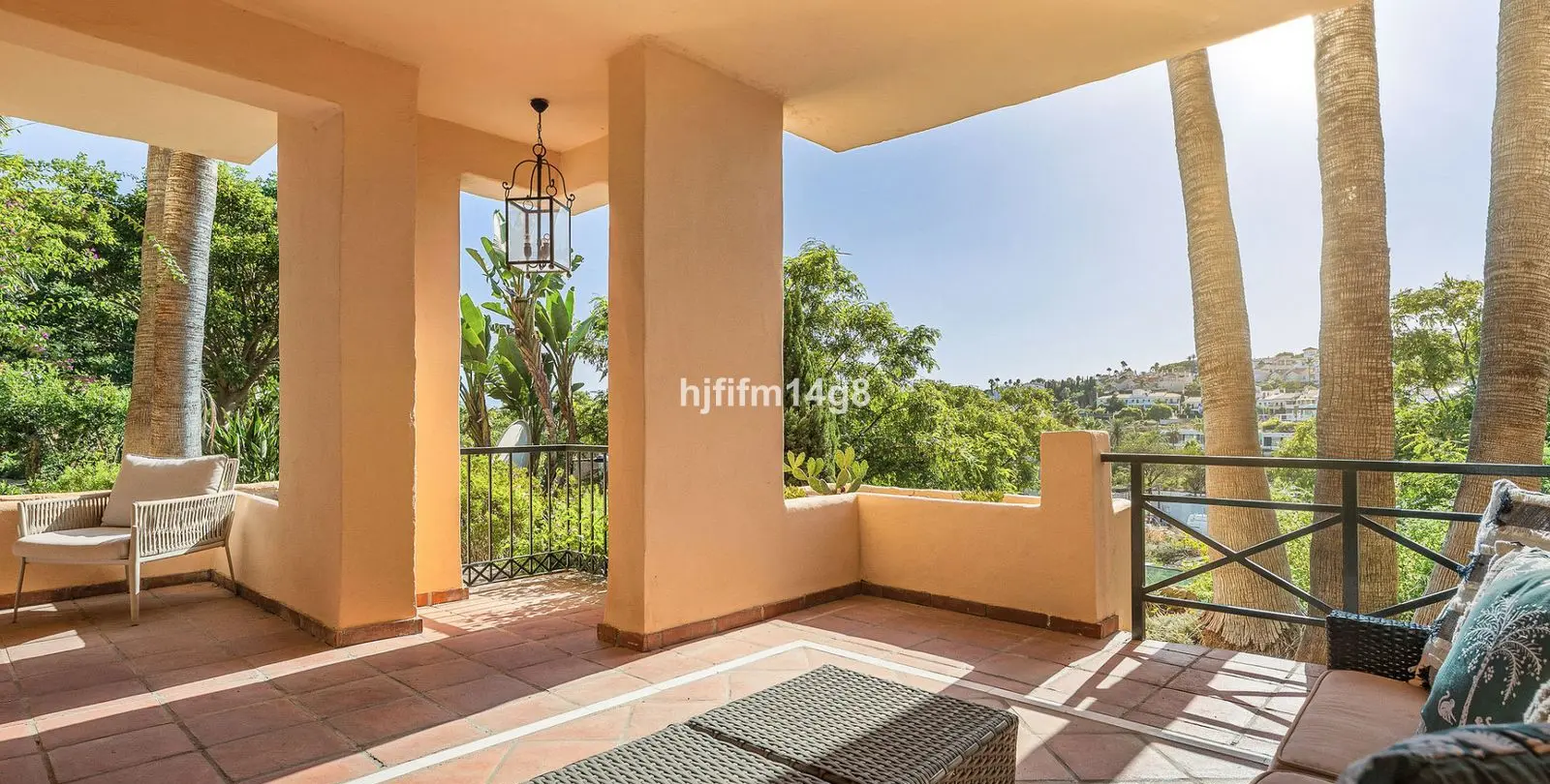 Venta de apartamento en planta baja en Estepona 1