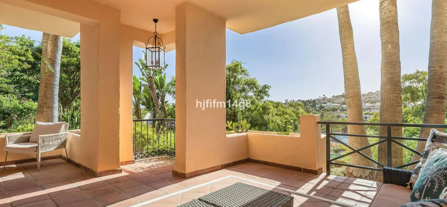 Venta de apartamento en planta baja en Estepona 0