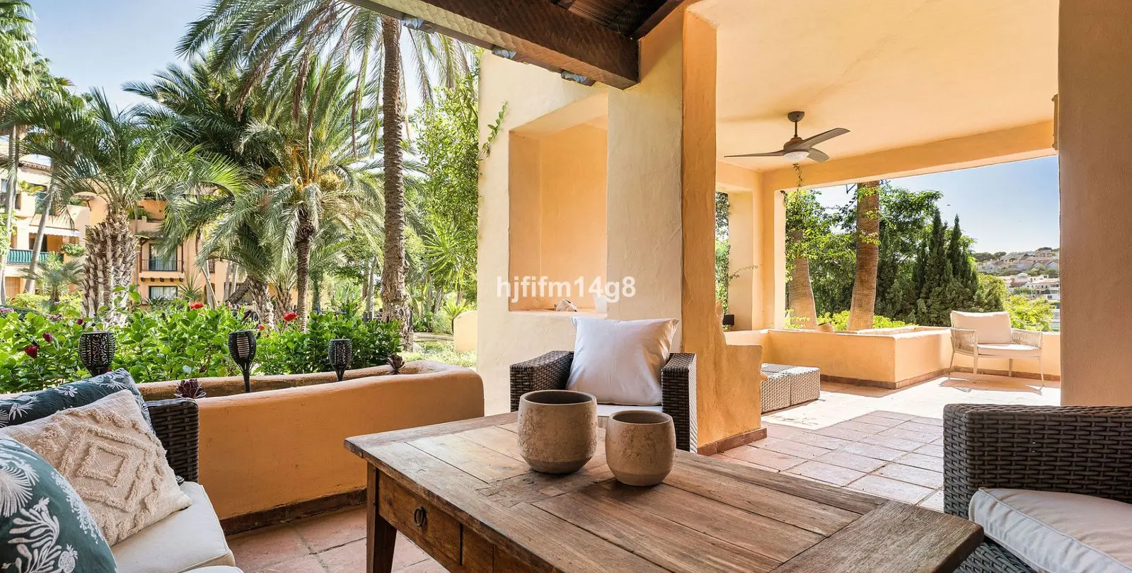 Venta de apartamento en planta baja en Estepona 2
