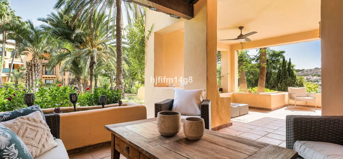 Venta de apartamento en planta baja en Estepona 1