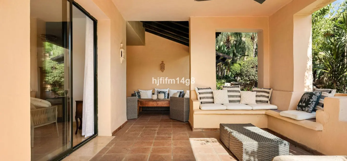 Venta de apartamento en planta baja en Estepona 2