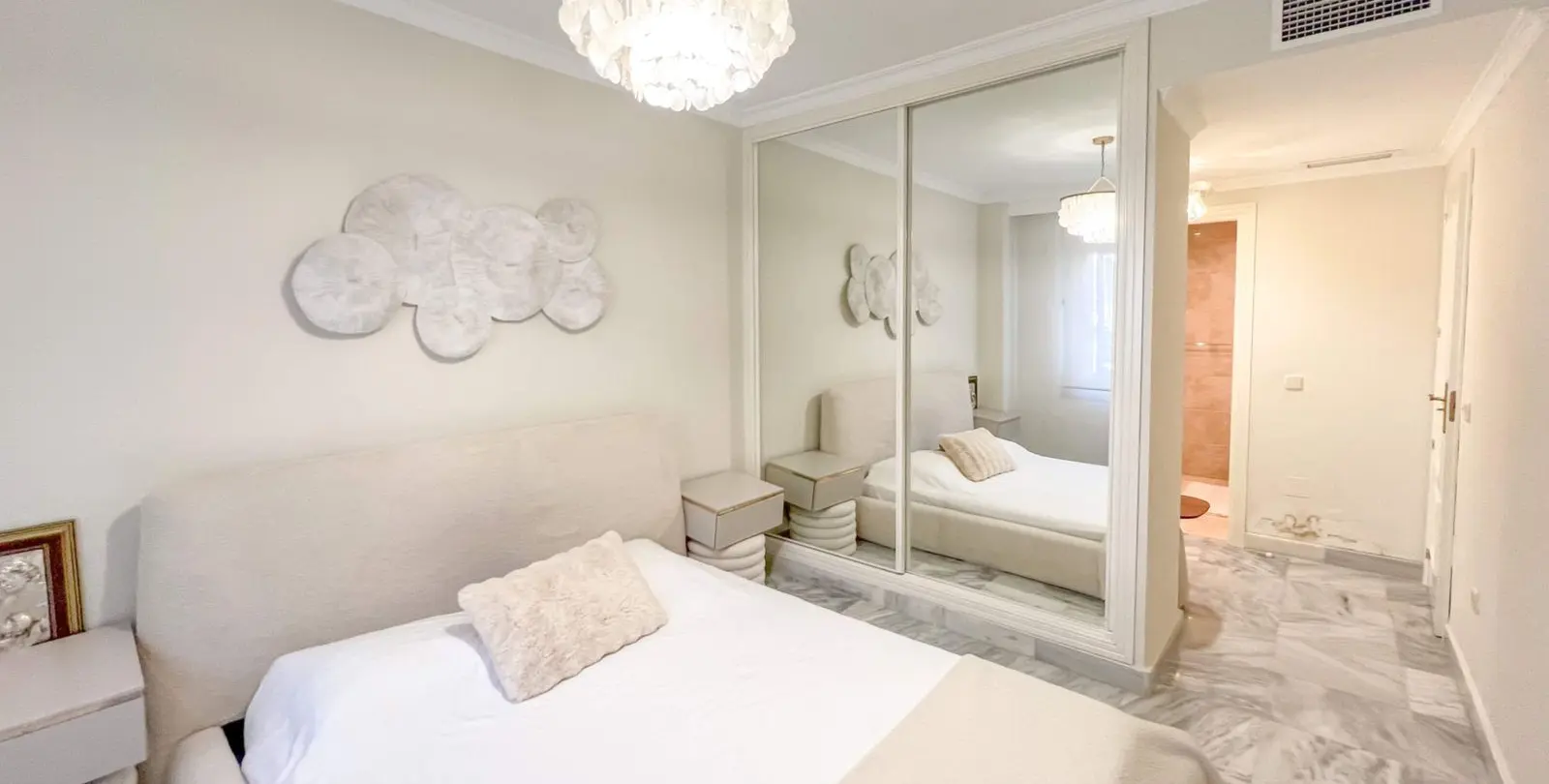 Venta de apartamento en planta media en Marbella 24