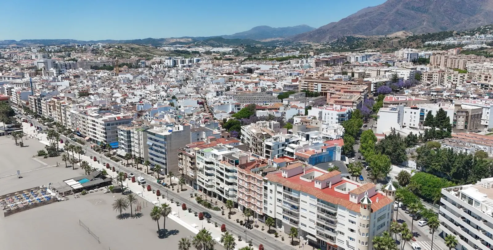 Venta de apartamento en planta media en Estepona 2