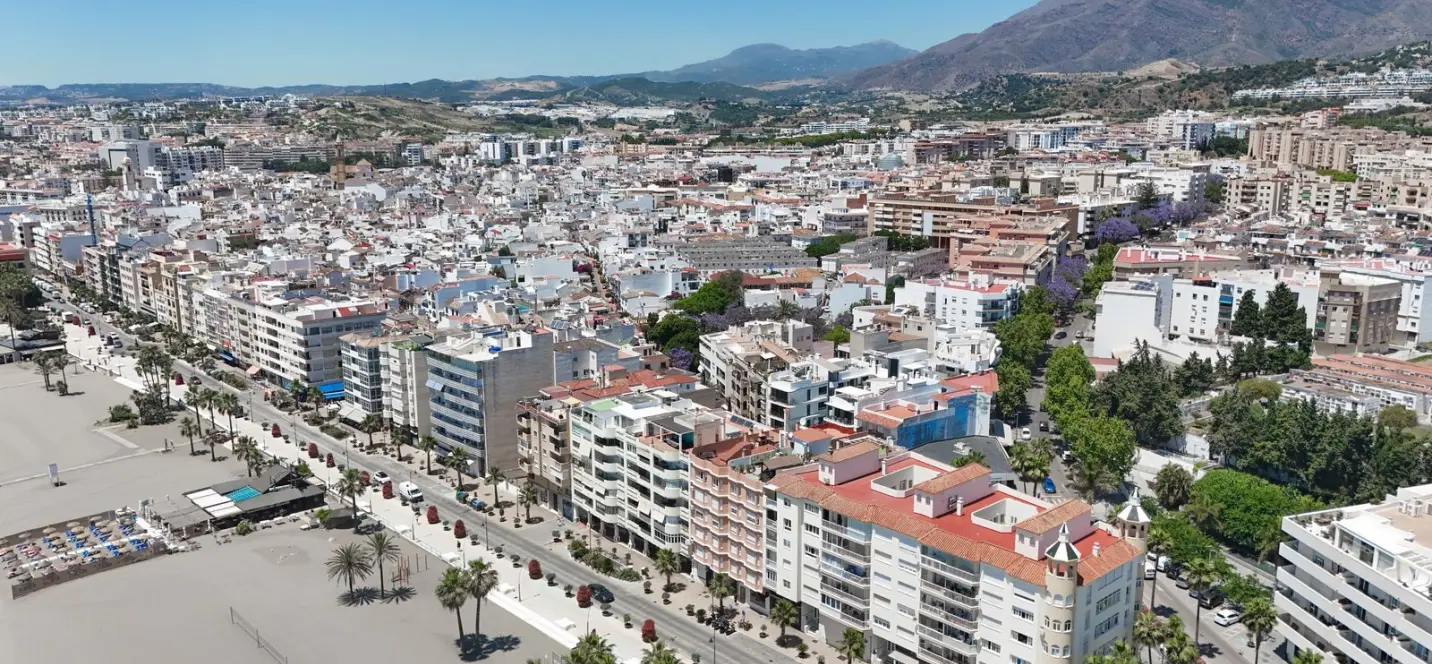 Venta de apartamento en planta media en Estepona 1