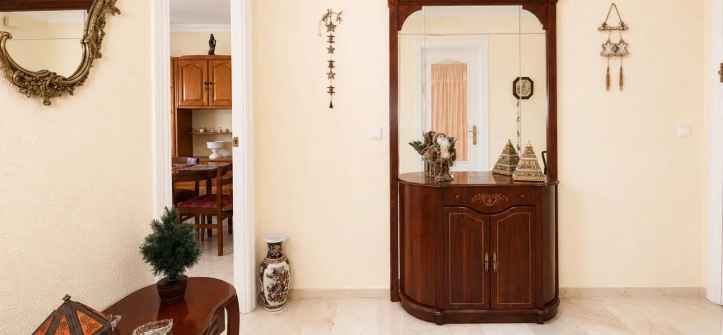 Venta de apartamento en planta media en Estepona 3