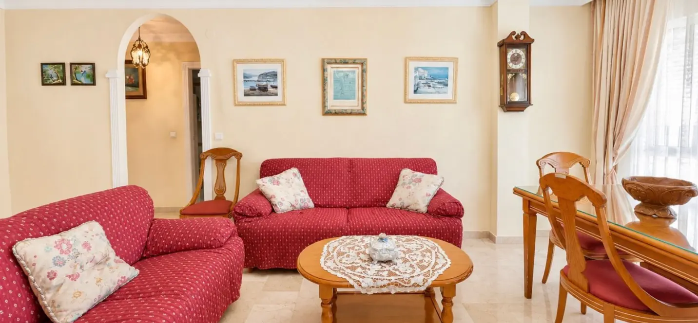 Venta de apartamento en planta media en Estepona 4