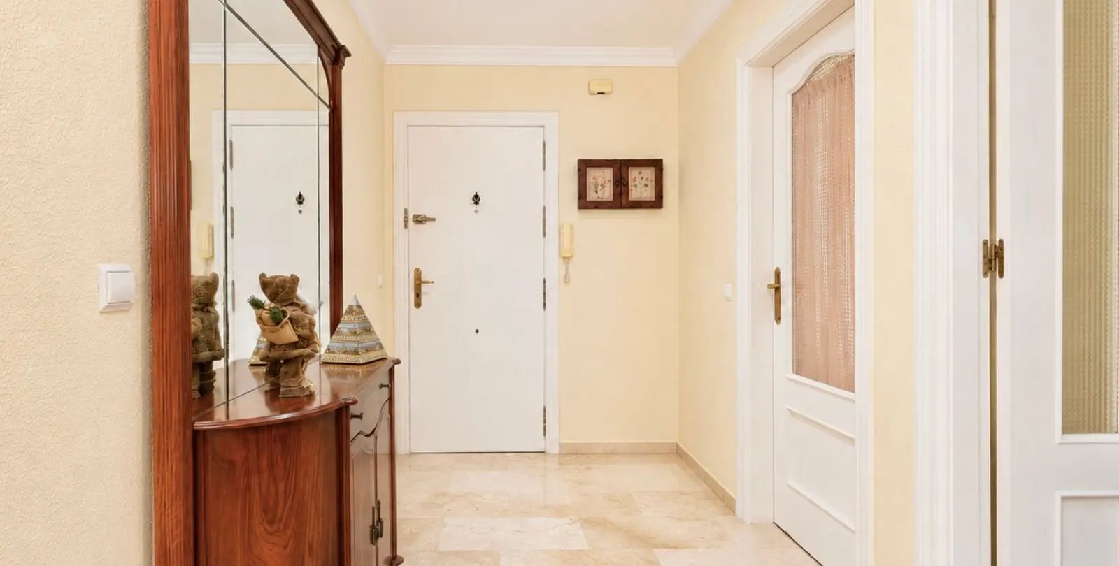 Venta de apartamento en planta media en Estepona 6