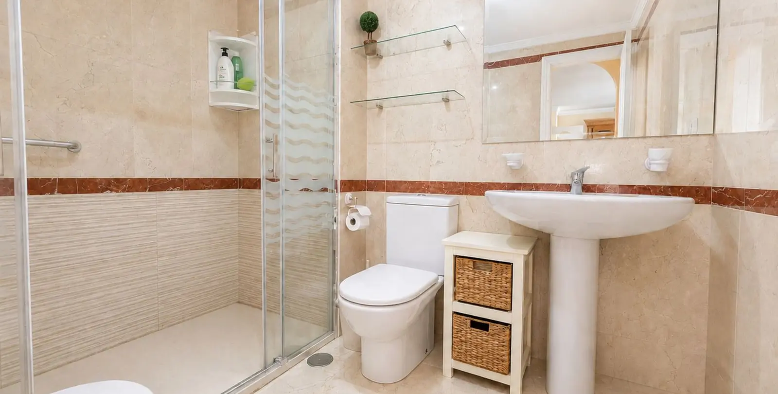 Venta de apartamento en planta media en Estepona 11