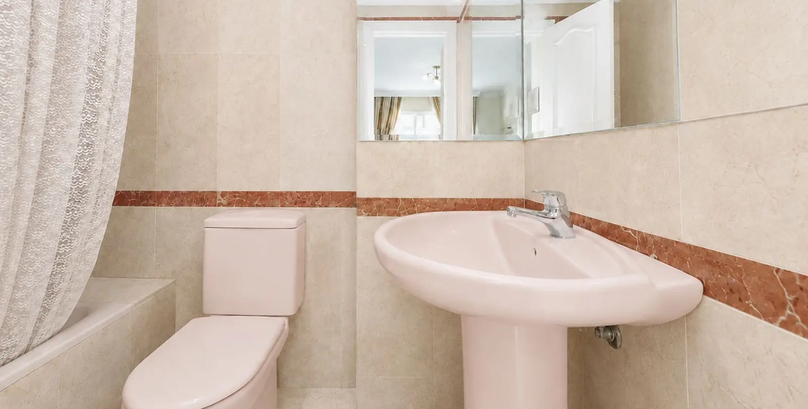 Venta de apartamento en planta media en Estepona 12