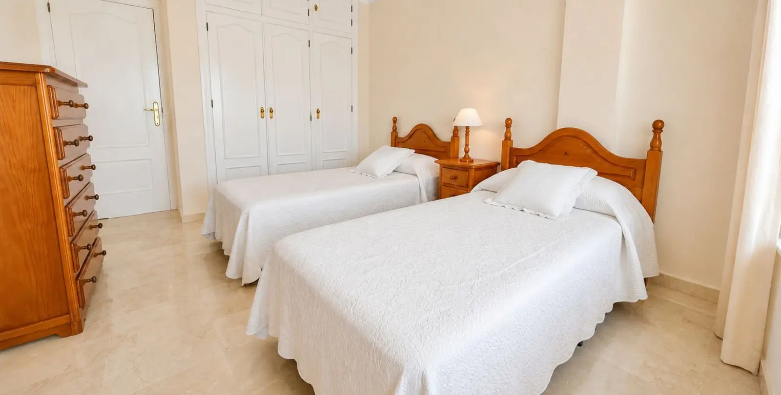 Venta de apartamento en planta media en Estepona 13