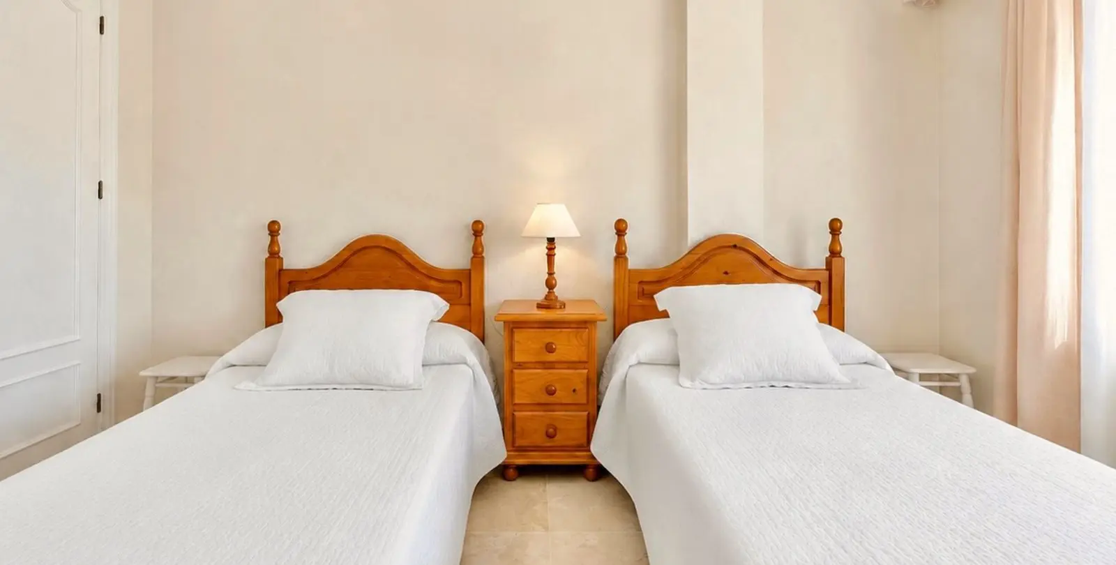 Venta de apartamento en planta media en Estepona 15