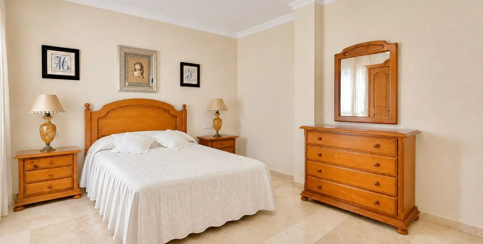 Venta de apartamento en planta media en Estepona 16