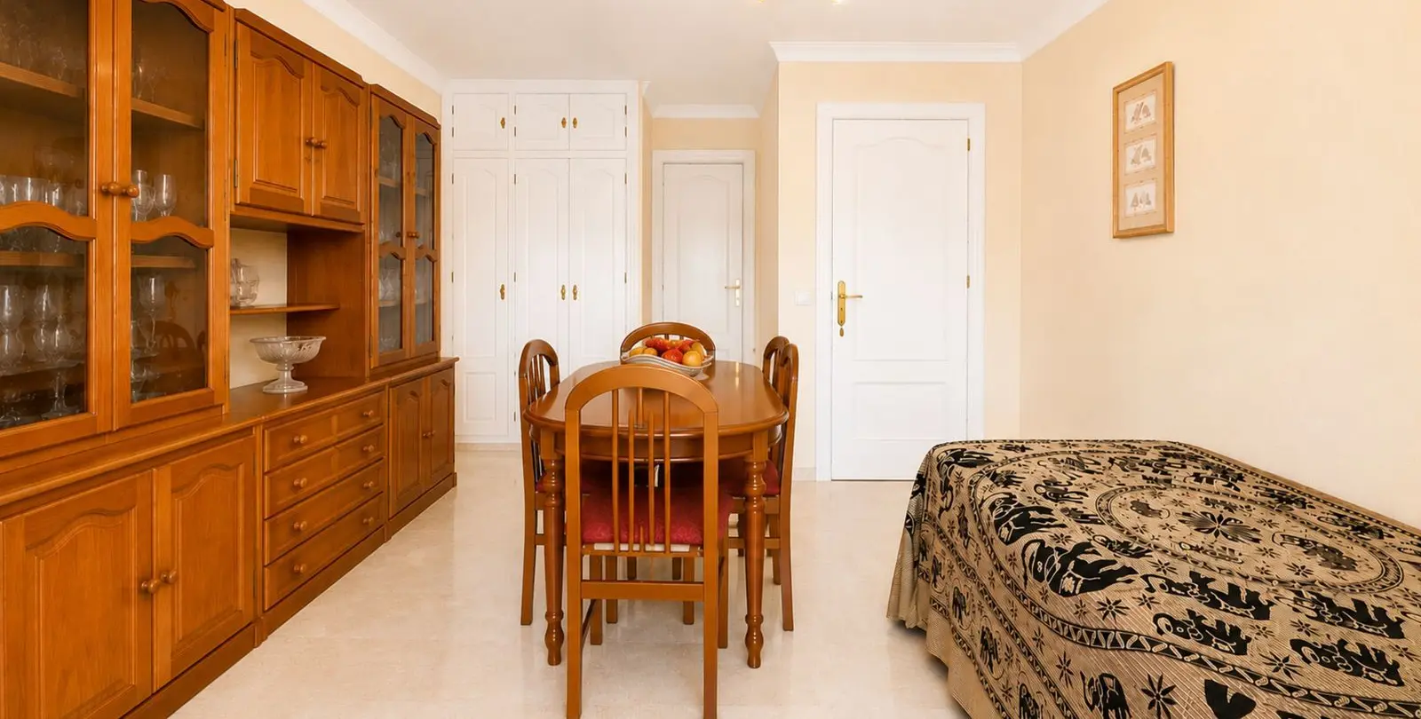 Venta de apartamento en planta media en Estepona 18