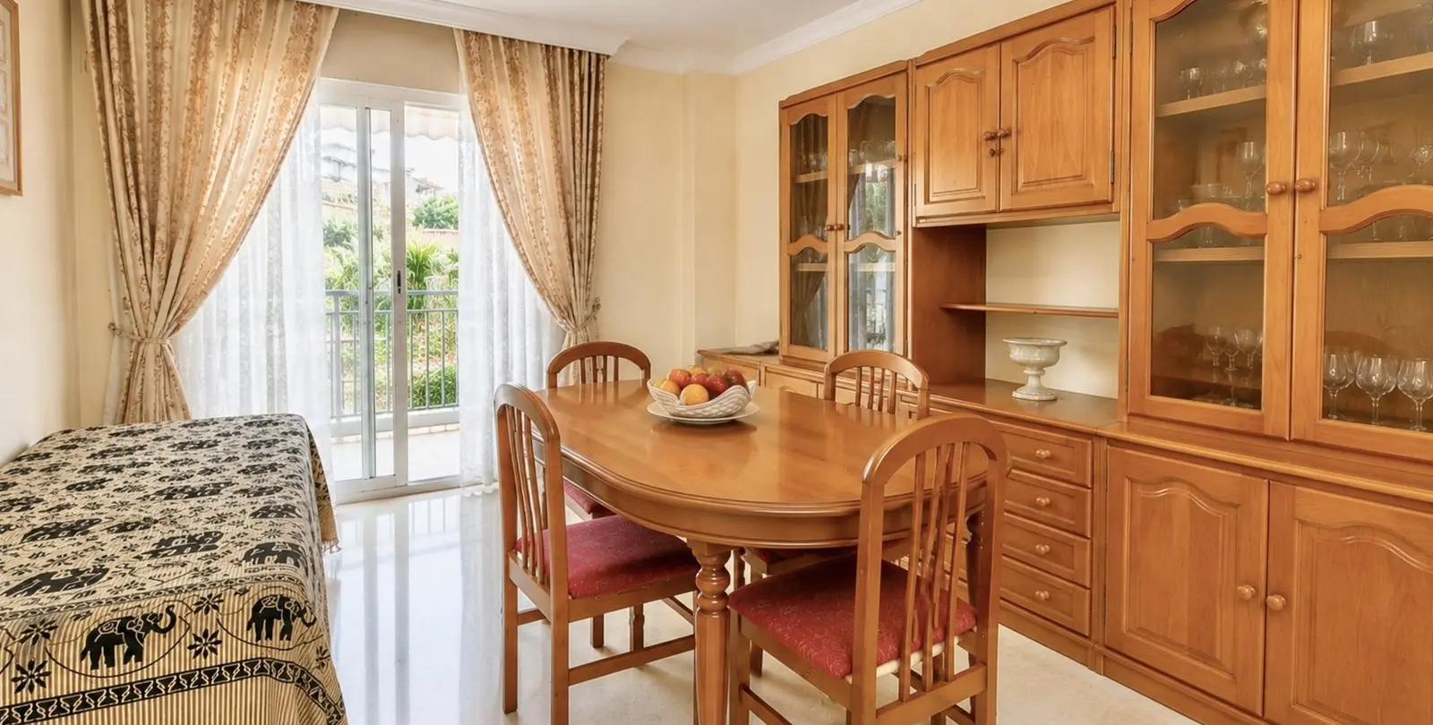 Venta de apartamento en planta media en Estepona 19