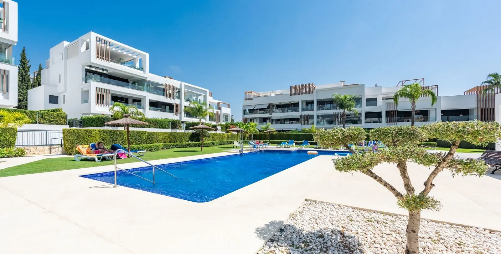 Venta de apartamento en planta media en Bel Air 26