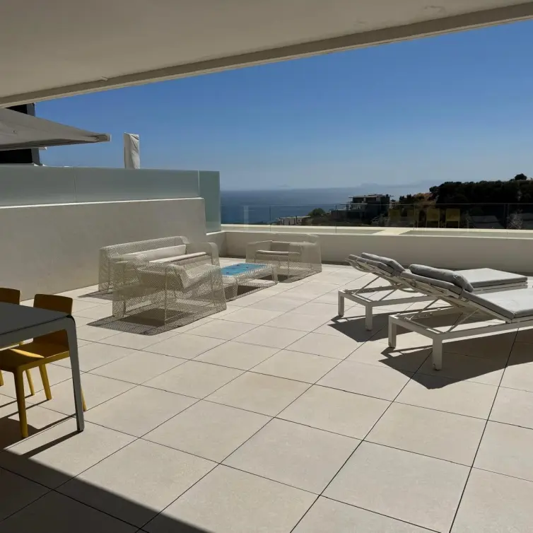 Venta de apartamento en planta media en Altos de los Monteros