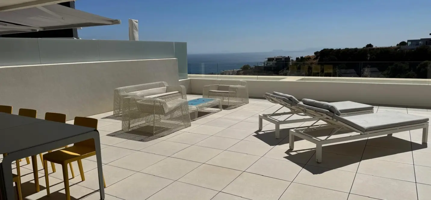 Venta de apartamento en planta media en Altos de los Monteros 0
