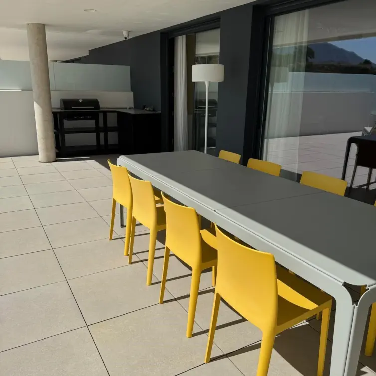 Venta de apartamento en planta media en Altos de los Monteros