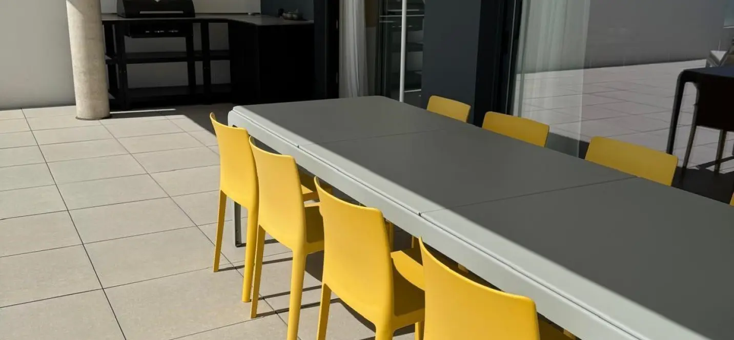 Venta de apartamento en planta media en Altos de los Monteros 1