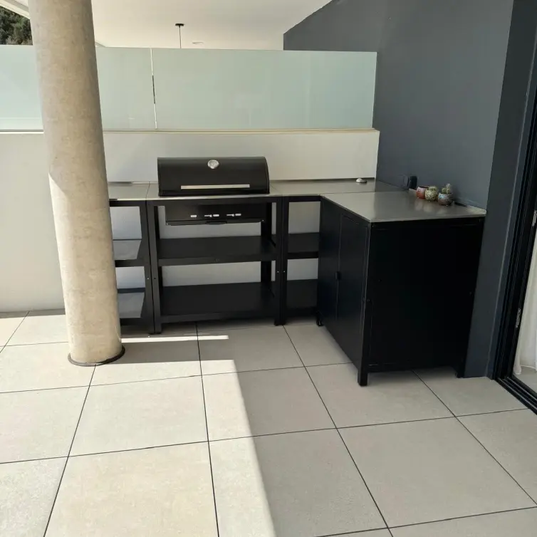 Venta de apartamento en planta media en Altos de los Monteros