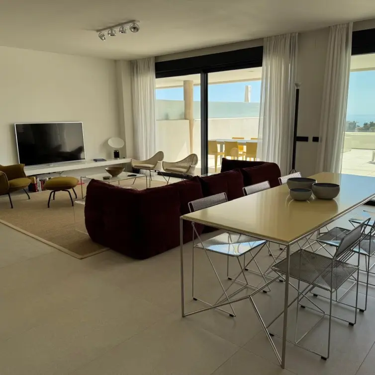 Venta de apartamento en planta media en Altos de los Monteros