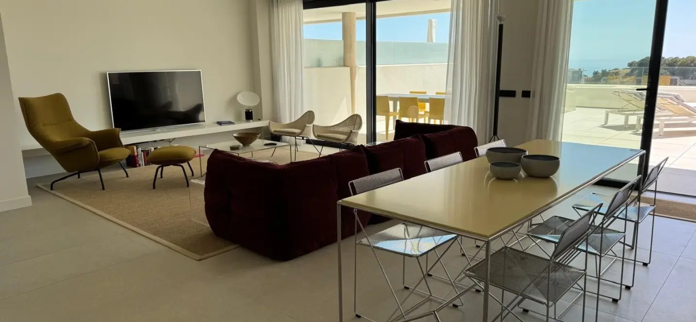 Venta de apartamento en planta media en Altos de los Monteros 3