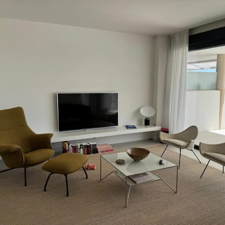 Venta de apartamento en planta media en Altos de los Monteros
