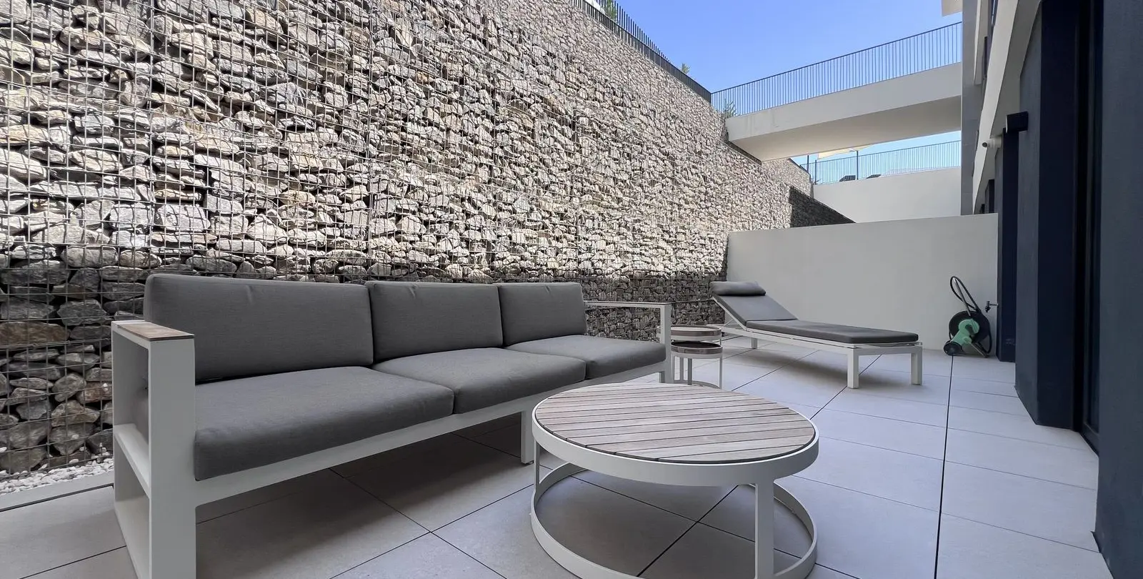 Venta de apartamento en planta media en Altos de los Monteros 35