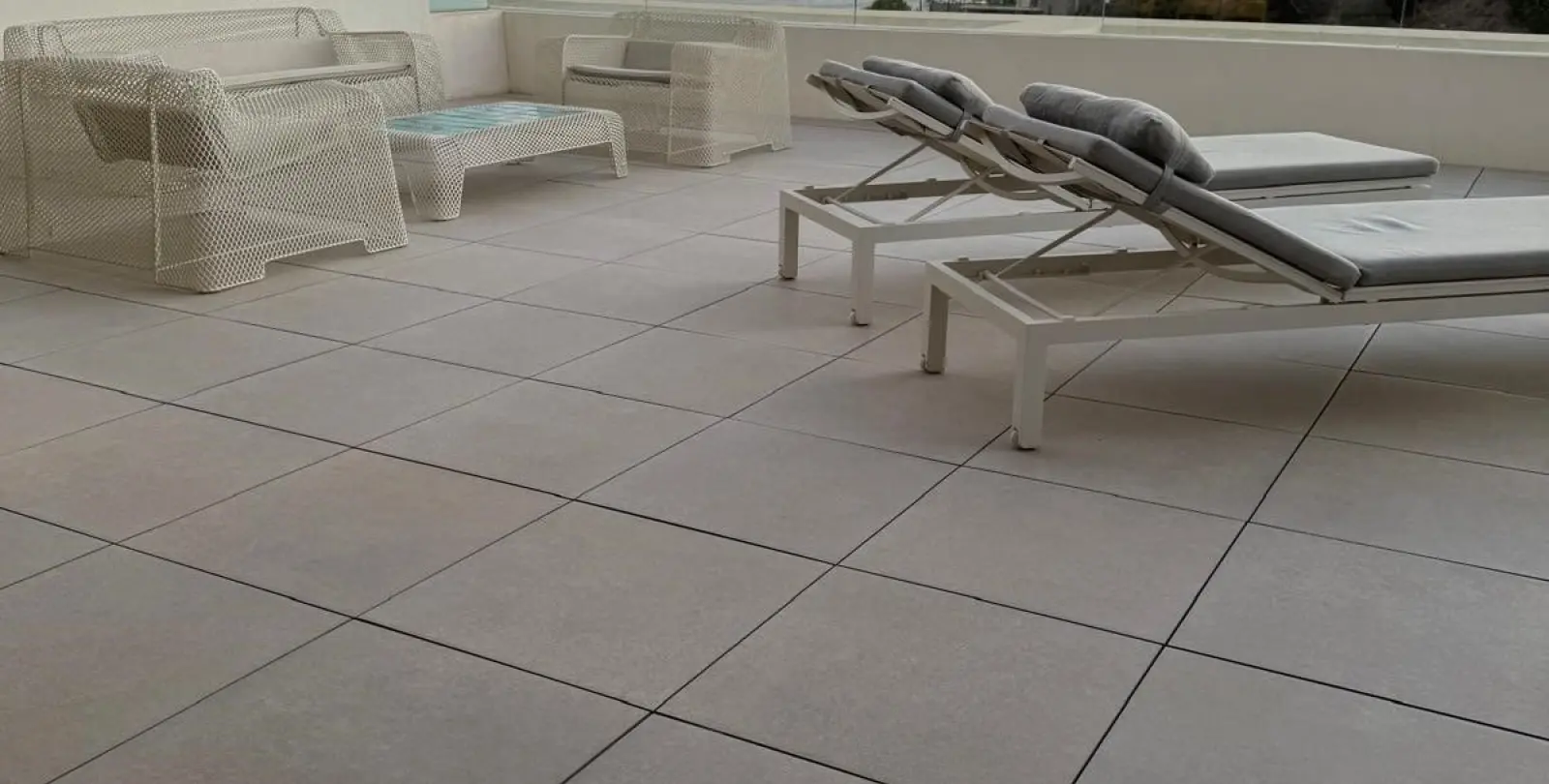 Venta de apartamento en planta media en Altos de los Monteros 36