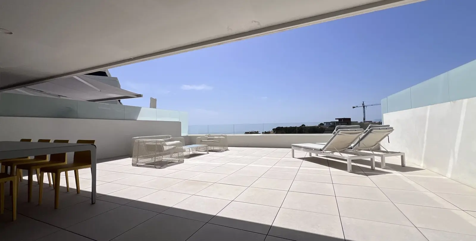Venta de apartamento en planta media en Altos de los Monteros 40